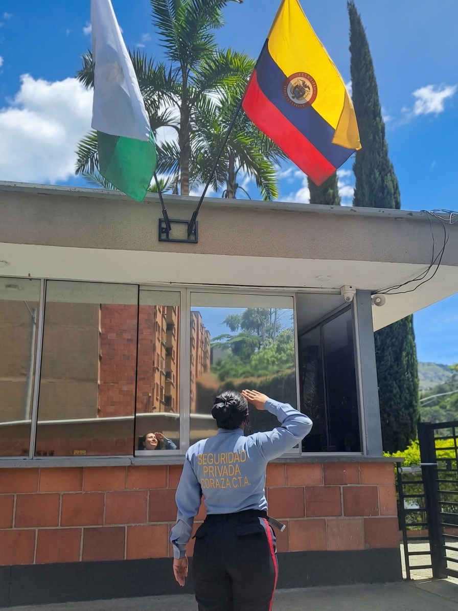 Vigilante de CORAZA saludando las banderas de Colombia y Antioquia en la portería